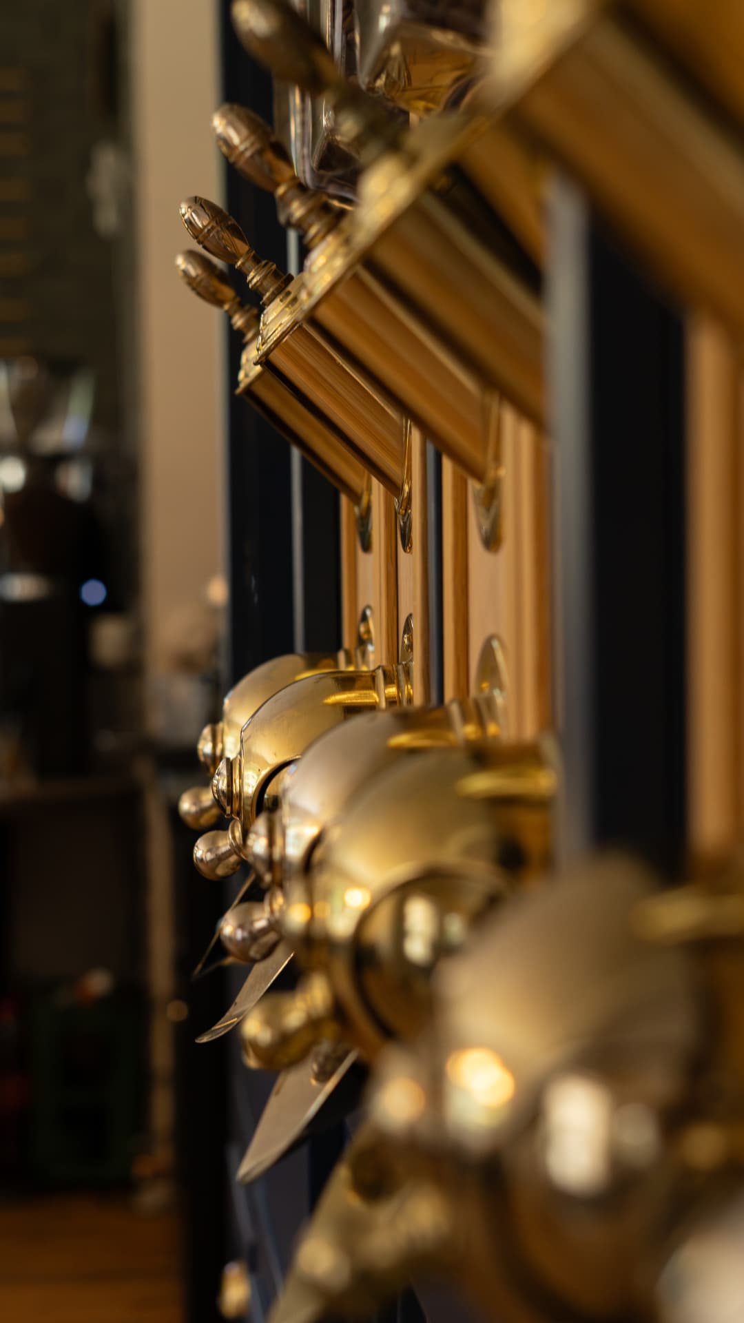 Goldene Messing-Details an der Siebträgermaschine