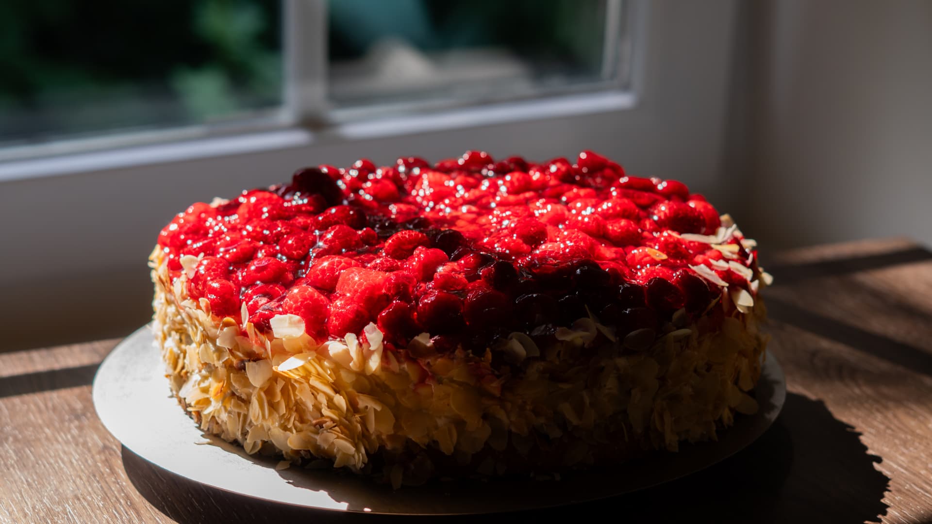 Hausgemachte Beerentorte mit Mandelblättchen